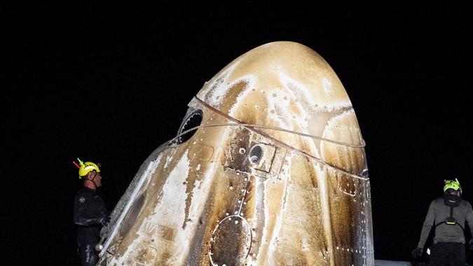 Restos de la cápsula de SpaceX en la que los astronautas regresaron a la Tierra.