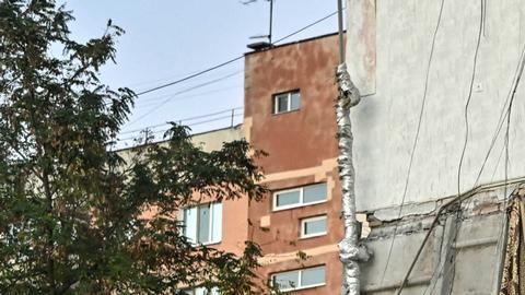 Rescatistas ucranianos buscan víctimas y sobrevivientes de un reciente bombardeo ruso sobre una zona residencial de Zaporhiya, en la zona sur de Ucrania.