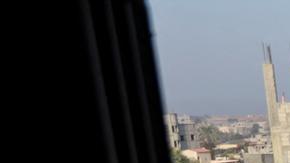 Un joven mira una zona de Gaza destruida por un ataque israelí.