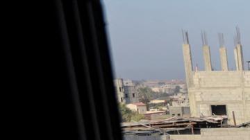 Un joven mira una zona de Gaza destruida por un ataque israelí.