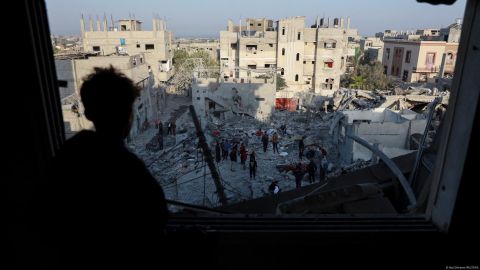 Un joven mira una zona de Gaza destruida por un ataque israelí.