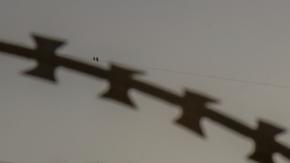 Dos soldados atraviesan una alambrada en el frente de Donetsk el pasado 30 de octubre.