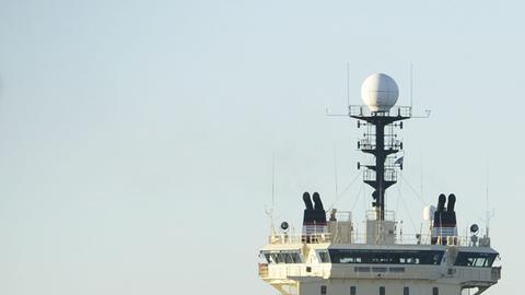 El barco "Ile de Brehat" durante la instalación del cabel submarino C-Lion 1.