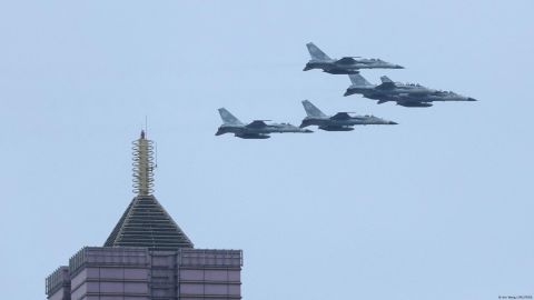 Taiwán efectúa maniobras por mar y aire por presión de China