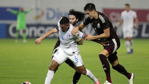 AMDEP9994. SAN PEDRO SULA (HONDURAS), 15/11/2024.- Bryan Acosta (frente) de Honduras disputa un balón con César Huerta (atrás) de México este viernes, en un partido de la Copa Centroamericana entre Honduras y México en el estadio General Francisco Morazán, en San José (Costa Rica). EFE/ José Valle