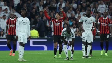 Los jugadores del AC Milan celebrando uno de sus goles ante la mirada de los jugadores del Real Madrid.