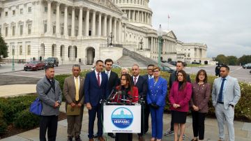 Nanette Barragan (C), presidenta del Caucus Hispano del Congreso, presentó en una rueda de prensa. a los 6 nuevos latinos demócratas.