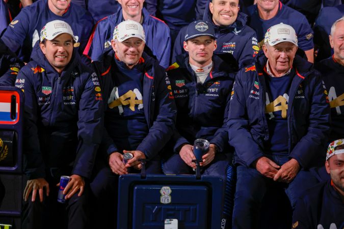 Sergio "Checo" Pérez, Christian Horner, Max Verstappen y Helmut Marko en la fotografía de celebración del tetracampeonato de la F1 del neerlandés.