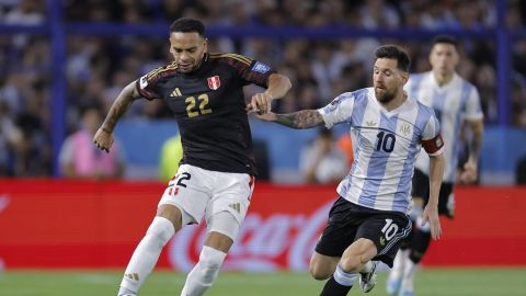 AMDEP411. BUENOS AIRES (ARGENTINA), 19/11/2024.- Lionel Messi (d) de Argentina disputa un balón con Alexander Callens de Perú este martes, en un partido de las eliminatorias sudamericanas para el Mundial de 2026 entre Argentina y Perú, en el estadio La Bombonera en Buenos Aires (Argentina). EFE/ Juan Ignacio Roncoroni
