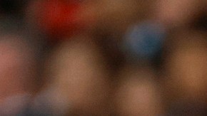 El director técnico del Real Madrid, Carlo Ancelotti, le da instrucciones al turco Arda Güller antes de que entrara al partido contra el Osasuna.