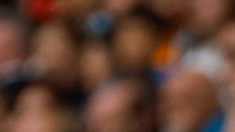 El director técnico del Real Madrid, Carlo Ancelotti, le da instrucciones al turco Arda Güller antes de que entrara al partido contra el Osasuna.