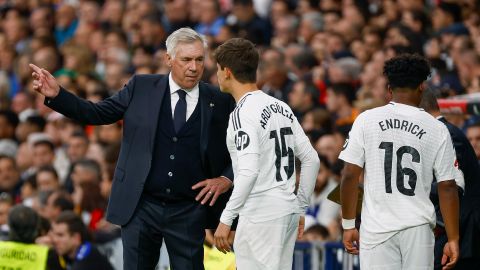 El director técnico del Real Madrid, Carlo Ancelotti, le da instrucciones al turco Arda Güller antes de que entrara al partido contra el Osasuna.