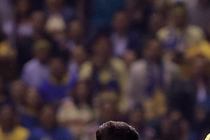 Rodrigo Aguirre del Club América disputa un balón con Carlos Sánchez y Carlos Moreno del Pachuca durante un partido por la jornada 16 del torneo Apertura 2024 de la Liga MX.