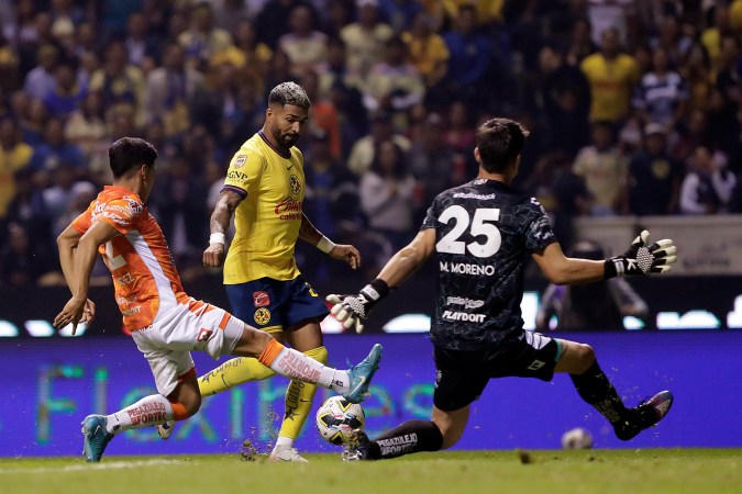 Rodrigo Aguirre del Club América disputa un balón con Carlos Sánchez y Carlos Moreno del Pachuca durante un partido por la jornada 16 del torneo Apertura 2024 de la Liga MX.