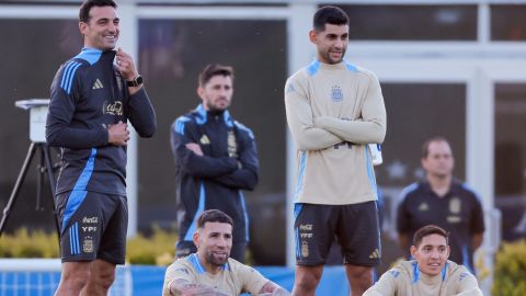 Desde la izquierda, el seleccionador Lionel Scaloni, Nicolás Otamendi, Cristian Romero, y Nahuel Molina asisten a un entrenamiento previo al partido contra Paraguay.