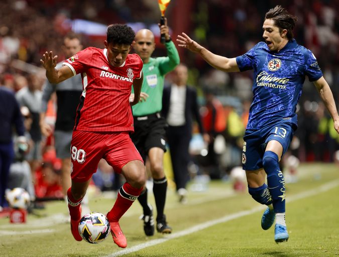 MEX4762. TOLUCA (MÉXICO), 09/11/2024.- Alan Cervantes (d) de América disputa un balón con Isaias Violante (i) de Toluca este sábado, en un partido por la jornada 17 del torneo Apertura 2024 de la Liga MX entreToluca y América, en el estadio Nemesio Diez en Toluca (México). EFE/Alex Cruz
