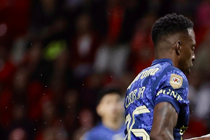 MEX4762. TOLUCA (MÉXICO), 09/11/2024.- Alexis Vega (d) de Toluca disputa un balón con Cristián Borja del América este sábado, en un partido por la jornada 17 del torneo Apertura 2024 de la Liga MX entreToluca y América, en el estadio Nemesio Diez en Toluca (México). EFE/Alex Cruz