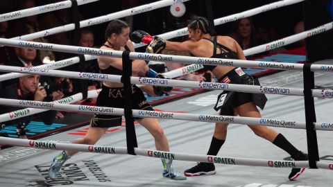 Un momento de la pelea entre la boricua Amanda Serrano y la irlandesa Katie Taylor durante la velada del viernes por la noche en Texas.