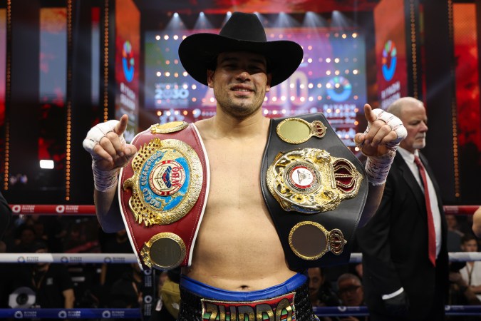 El mexicano Gilberto "Zurdo" Ramírez con sus cinturones de campeón de peso crucero versiones AMB y OMB luego de un excelente triunfo en Arabia Saudita.