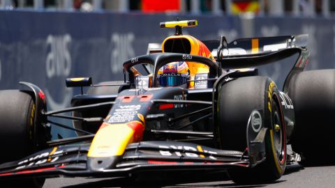 El piloto mexicano de Red Bull, Sergio "Checo" Pérez durante las primeras prácticas libres de cara al Gran Premio de Brasil.