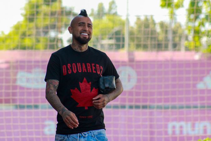 Arturo Vidal a su llegada a la concentración de la Selección de Chile este lunes en las instalaciones de Juan Pinto Durán en la capital austral.