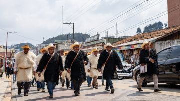 Dirigentes de las comunidades tzotziles de Chiapas con su vestimenta original de piel de borrego que los identifica como autoridad respetable.