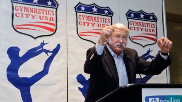 Bela Karolyi durante un anuncio de competencias de gimnasia en San José, California en 2010. El legendario entrenador murió a los 82 años.