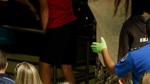 Todos los viajeros en vuelos domésticos deben presentar una identificación válida ante TSA.