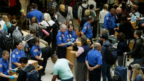 Todos los viajeros en vuelos domésticos deben presentar una identificación válida ante TSA.