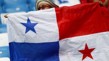 Aficionado sostiene una bandera de Panamá durante un partido de su selección nacional de fútbol.