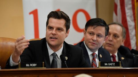 Matt Gaetz y el presidente de la Cámara, Mike Johnson.