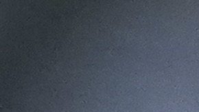 Fernando Valenzuela es acompañado por el manager de los Dodgers, Dave Roberts (izq.), durante una ceremonia en su honor en Los Ángeles en 2021. También aparecen el actor Edward James Olmos (der.) y Mike Brito (atrás), el cazatalentos que firmó a Valenzuela.