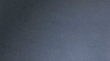 Fernando Valenzuela es acompañado por el manager de los Dodgers, Dave Roberts (izq.), durante una ceremonia en su honor en Los Ángeles en 2021. También aparecen el actor Edward James Olmos (der.) y Mike Brito (atrás), el cazatalentos que firmó a Valenzuela.