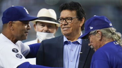 Fernando Valenzuela es acompañado por el manager de los Dodgers, Dave Roberts (izq.), durante una ceremonia en su honor en Los Ángeles en 2021. También aparecen el actor Edward James Olmos (der.) y Mike Brito (atrás), el cazatalentos que firmó a Valenzuela.