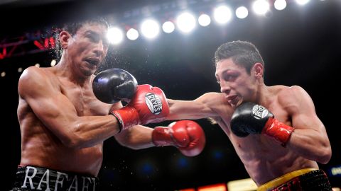 Israel Vázquez (der.) en acción durante una de sus cuatro épicas batallas con su compatriota mexicano Rafael Márquez, el 1 de marzo de 2008 en Carson, California.