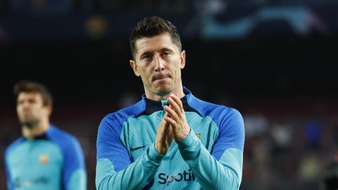 Barcelona's Robert Lewandowski applauds fans at the end of the Champions League Group C soccer match between Barcelona and Bayern Munich at the Camp Nou stadium in Barcelona, Spain, Wednesday, Oct. 26, 2022. (AP Photo/Joan Monfort)