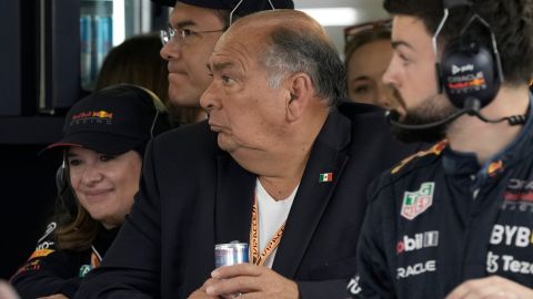 Antonio Pérez Garibay, padre de "Cecho" Pérez, durante una carrera de la Fórmula 1 de su hijo con la escudería Red Bull.