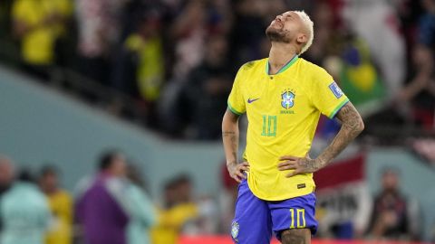 Neymar en lamento durante un juego de Brasil.