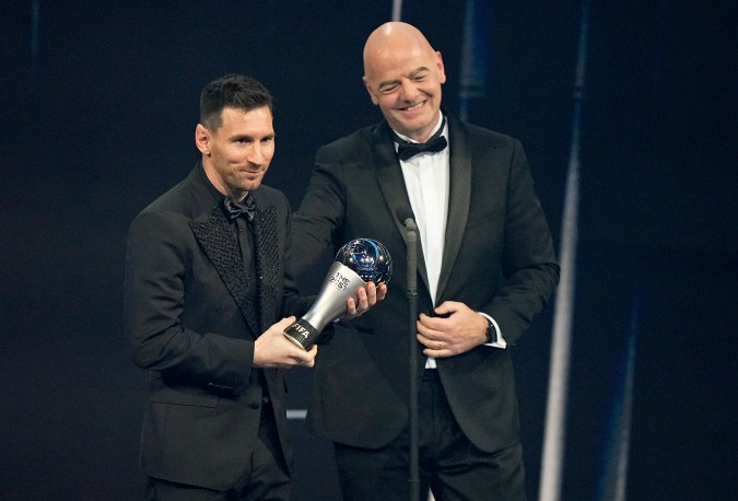 La estrella argentina Lionel Messi recibe del presidente de la FIFA, Gianni Infantino, el premio The Best 2023.
