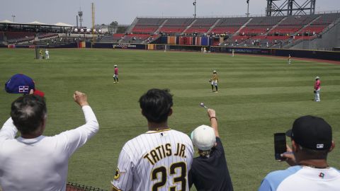 Fans appeal to San Diego Padres' Fernando Tatis Jr., for autographs, prior to a MLB baseball game against the San Francisco Giants, at the Alfredo Harp Helu Stadium in Mexico City, Saturday, April 29, 2023. (AP Photo/Fernando Llano)