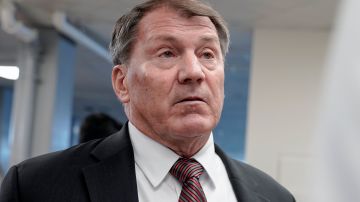 El senador republicano Mike Rounds propone eliminar el Departamento de Educación, como Trump prometió que haría durante su campaña.