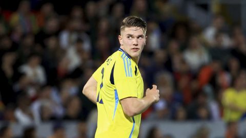 Sweden's Viktor Gyokeres runs back to his side of the pitch after scoring his team's first goal during a friendly soccer match between Portugal and Sweden at the D. Afonso Henriques stadium in Guimaraes, Portugal, Thursday, March 21, 2024. (AP Photo/Luis Vieira)