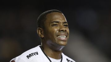 FILE - Atletico Mineiro's Robinho reacts after failing to score during a Copa Libertadores soccer match against Argentina's Racing in Buenos Aires, Argentina, April 27, 2016. Former soccer star turned himself in on Thursday, March 21, 2024, to start serving a nine-year prison sentence in his native Brazil more than 10 years after he was first accused of raping a woman in Italy. (AP Photo/Victor R. Caivano, File)