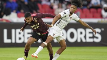 Marco Angulo en un partido por la Copa Libertadores.