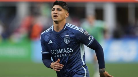 Alan Pulido con la camiseta del Sporting.