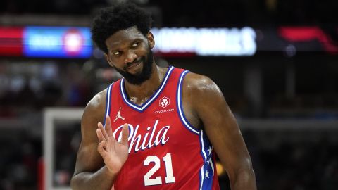 Joel Embiid no recibirá su salario en los días de suspensión.