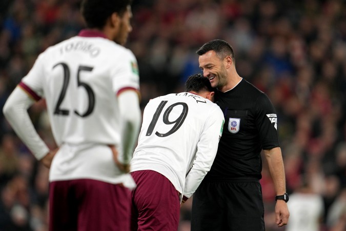 El mediocampista mexicano Edson Álvarez dejó al West Ham con uno menos durante todo el segundo tiempo.
