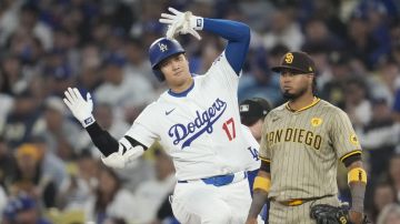 Shohei Ohtani celebra luego de uno de sus 197 hits en la temporada regular, su primera como integrante de los Dodgers de Los Ángeles. El japonés es el MVP de la Liga Nacional en 2024.