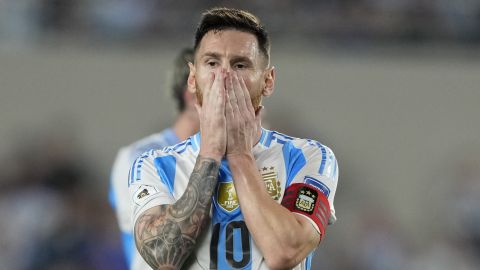 Es usual ver a aficionados rivales con la Albiceleste de Lionel Messi.