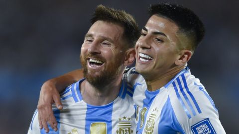 Lionel Messi celebra un gol con su compañero Thiago Almada; ambos nuevamente están en la convocatoria de Scaloni.